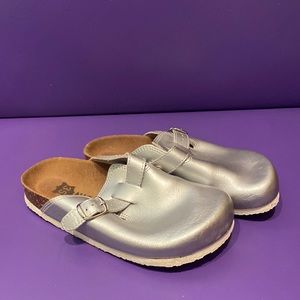 Grubin Silver Metallic Leather Clogs Kids 35 (US 3.5)